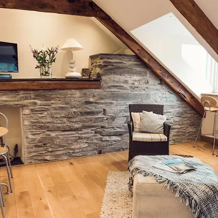 Apartmentsleeps3-garden-hottub-parking